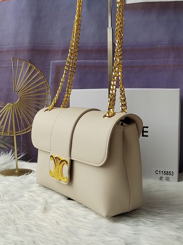Celine, một chiếc túi da bò cỡ trung với một chiếc váy nghiêng trắng