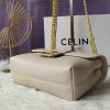 Celine, một chiếc túi da bò cỡ trung với một chiếc váy nghiêng trắng