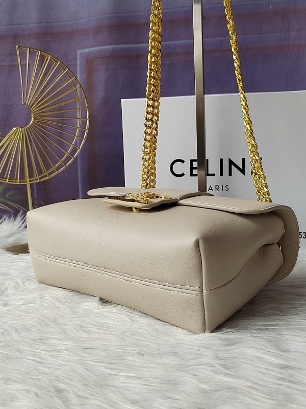 Celine, một chiếc túi da bò cỡ trung với một chiếc váy nghiêng trắng