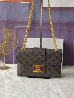 Celine, một chiếc túi da bò cỡ trung