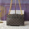 Celine, một chiếc túi da bò cỡ trung