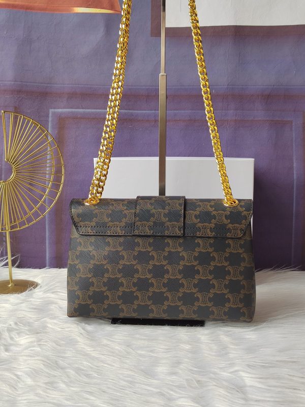 Celine, một chiếc túi da bò cỡ trung