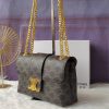 Celine, một chiếc túi da bò cỡ trung