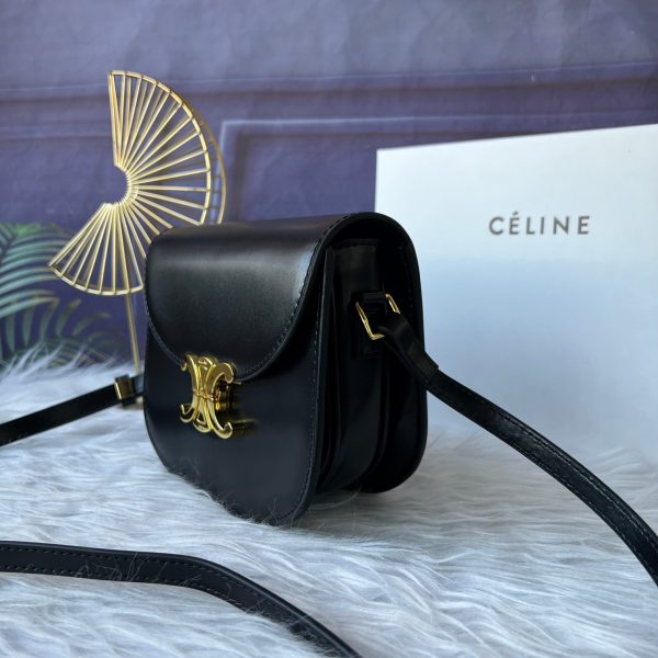 CELINE: Vách ngăn kim loại vàng bên trong