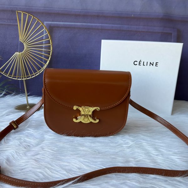 CELINE: Vách ngăn kim loại vàng bên trong