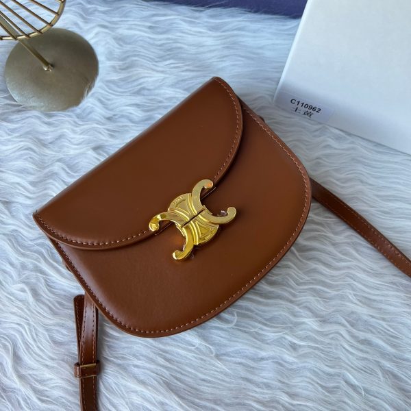 CELINE: Vách ngăn kim loại vàng bên trong