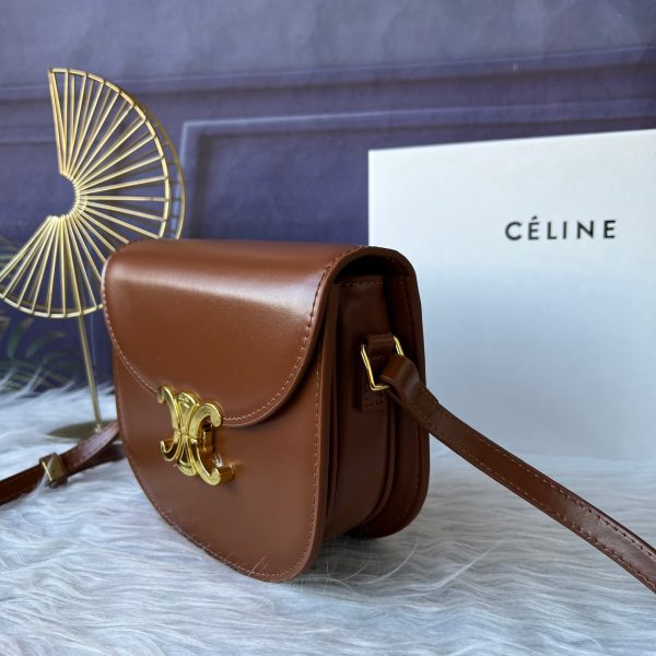 CELINE: Vách ngăn kim loại vàng bên trong