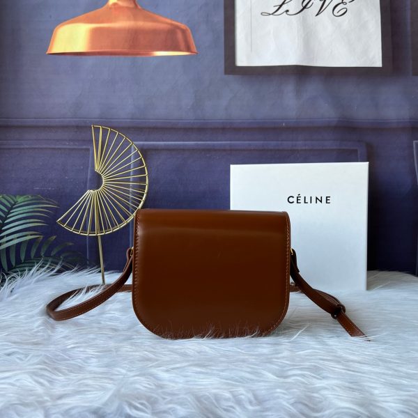 CELINE: Vách ngăn kim loại vàng bên trong