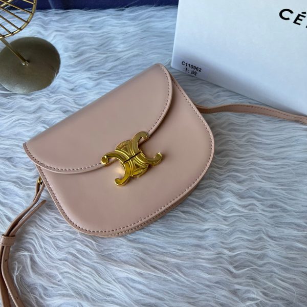 CELINE: Vách ngăn kim loại vàng bên trong