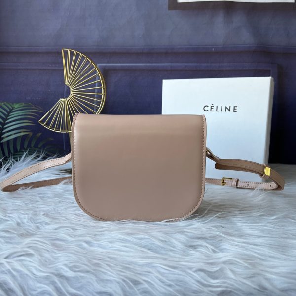 CELINE: Vách ngăn kim loại vàng bên trong