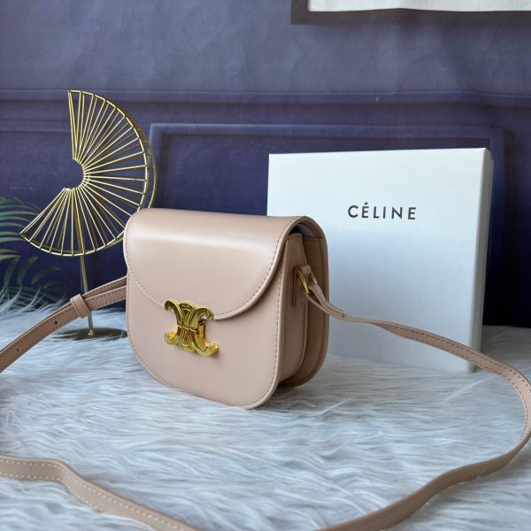 CELINE: Vách ngăn kim loại vàng bên trong