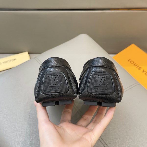 Đậu đậu, giày Louis Vuitton, người đàn ông