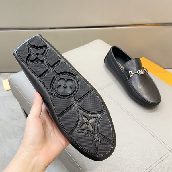 Đậu đậu, giày Louis Vuitton, người đàn ông