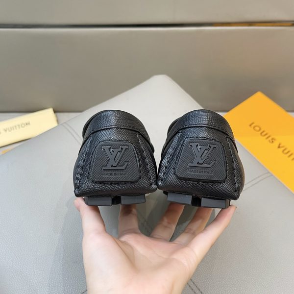 Đậu đậu, giày Louis Vuitton, người đàn ông