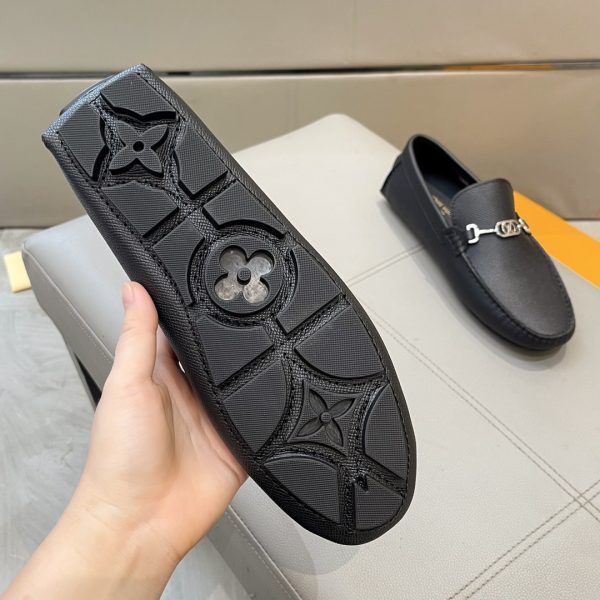 Đậu đậu, giày Louis Vuitton, người đàn ông
