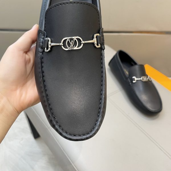 Đậu đậu, giày Louis Vuitton, người đàn ông