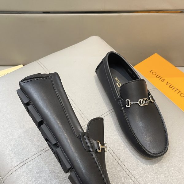 Đậu đậu, giày Louis Vuitton, người đàn ông