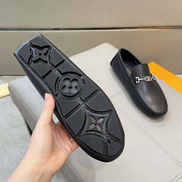 Đậu đậu, giày Louis Vuitton, người đàn ông