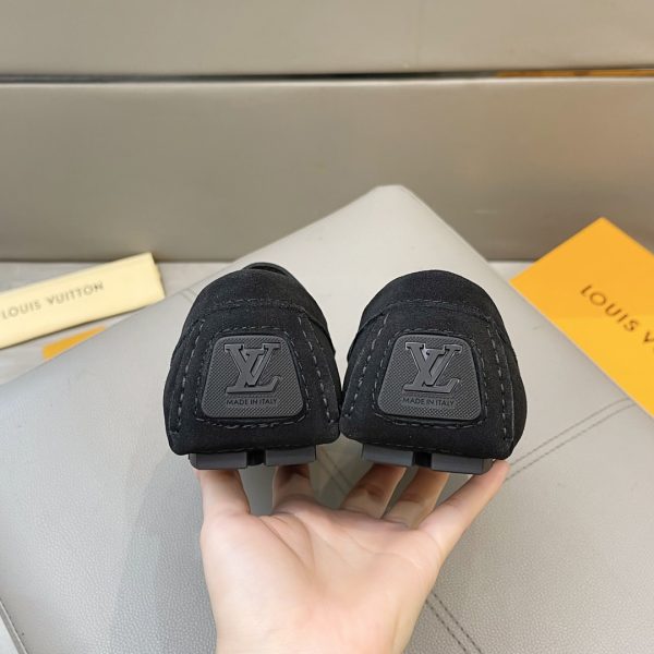 Đậu đậu, giày Louis Vuitton, người đàn ông
