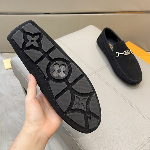 Đậu đậu, giày Louis Vuitton, người đàn ông