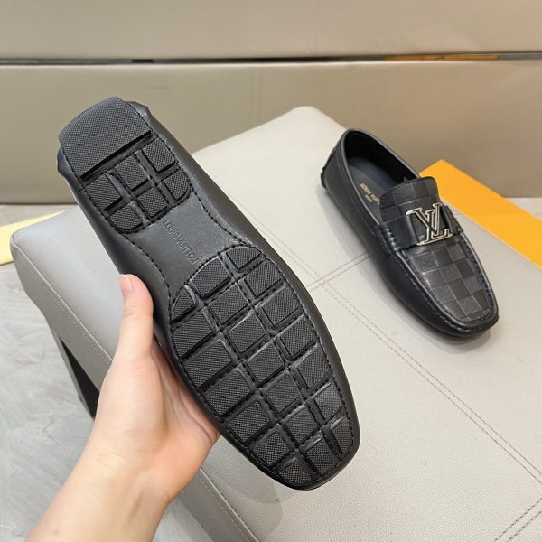 Đậu đậu, giày Louis Vuitton, người đàn ông