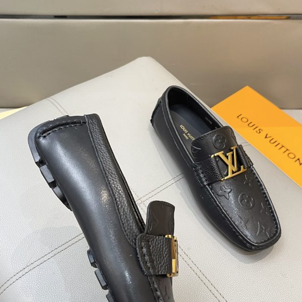 Đậu đậu, giày Louis Vuitton, người đàn ông