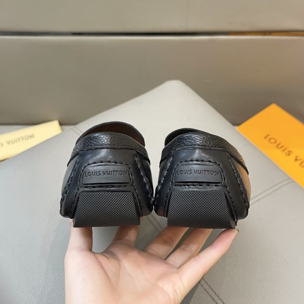Đậu đậu, giày Louis Vuitton, người đàn ông