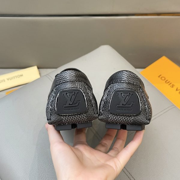 Đậu đậu, giày Louis Vuitton, người đàn ông