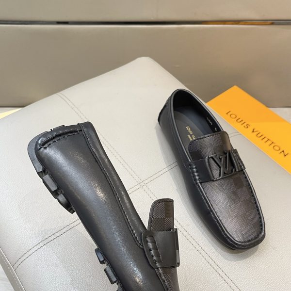 Đậu đậu, giày Louis Vuitton, người đàn ông