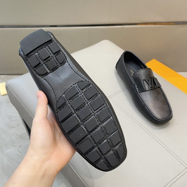 Đậu đậu, giày Louis Vuitton, người đàn ông