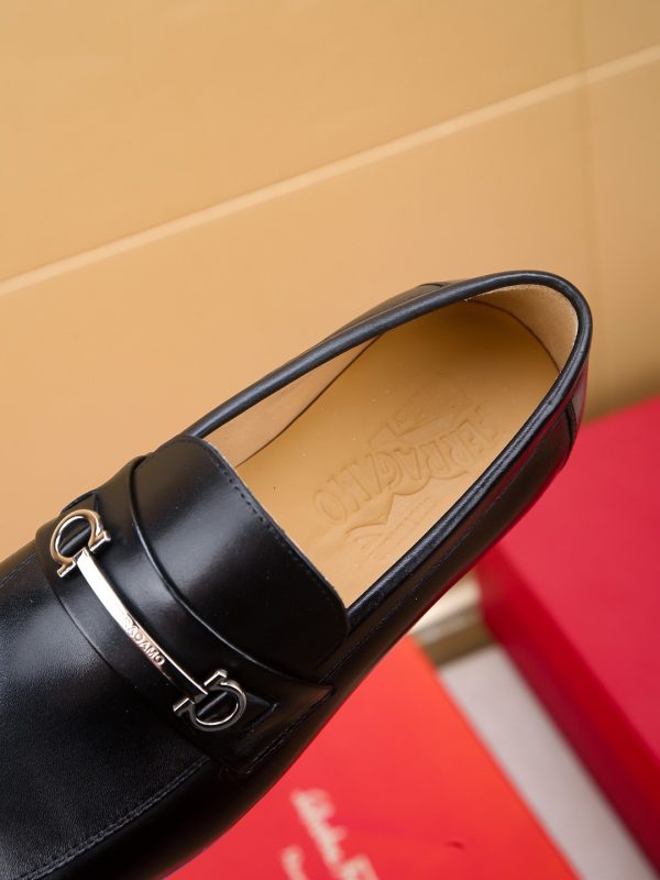 Ferragamo, giày thời trang, sáp, nước bò nhuộm