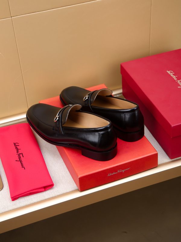 Ferragamo, giày thời trang, sáp, nước bò nhuộm