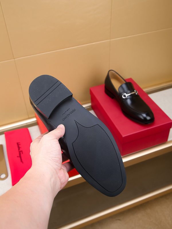 Ferragamo, giày thời trang, sáp, nước bò nhuộm