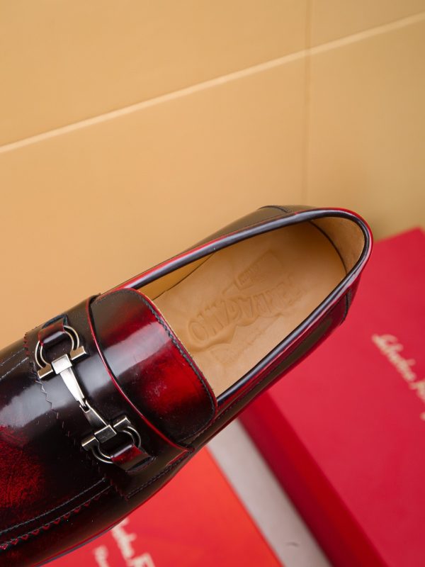 Ferragamo, giày thời trang, sáp, nước bò nhuộm