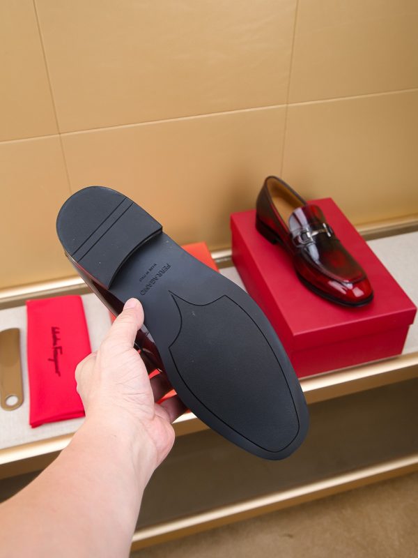 Ferragamo, giày thời trang, sáp, nước bò nhuộm