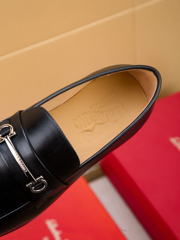 Ferragamo, giày thời trang, sáp, nước bò nhuộm