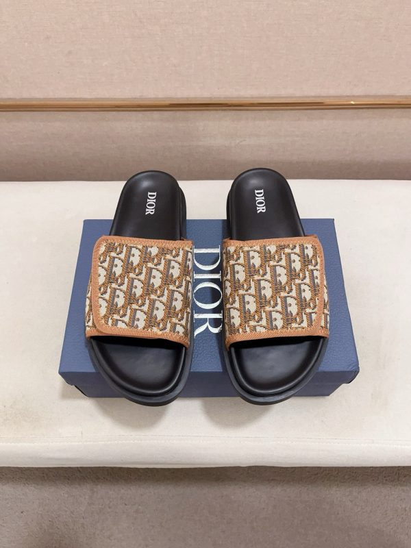 Giày dép Dior mới. ý nhập khẩu nguyên liệu thô.