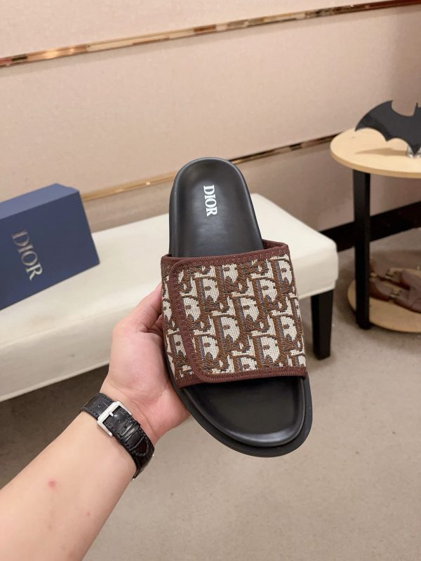Giày dép Dior mới. ý nhập khẩu nguyên liệu thô.