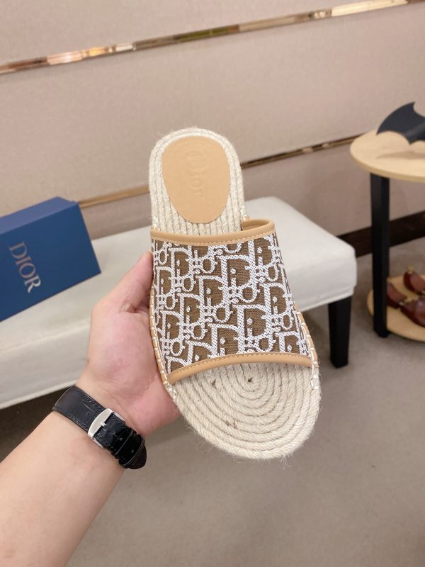 Giày dép Dior mới. ý nhập khẩu nguyên liệu thô.