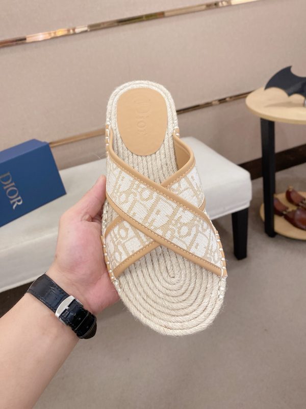 Giày dép Dior mới. ý nhập khẩu nguyên liệu thô.
