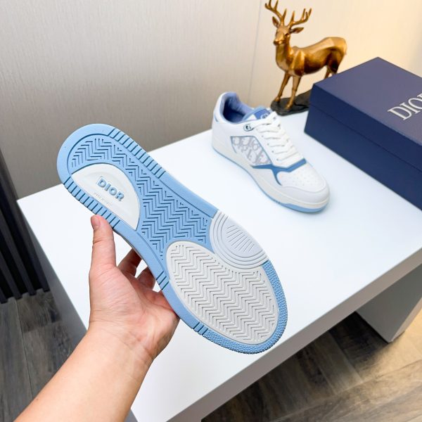 Các sản phẩm mới của DBS tiếp tục phong cách cổ điển của Dior. được làm từ da bò