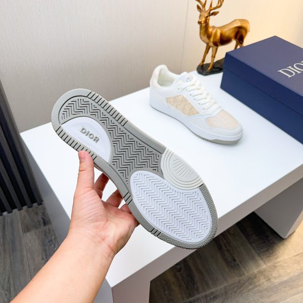 Các sản phẩm mới của DBS tiếp tục phong cách cổ điển của Dior. được làm từ da bò