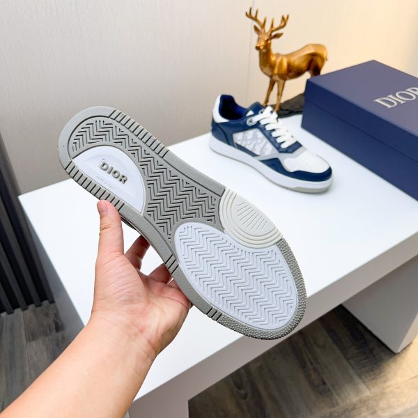 Các sản phẩm mới của DBS tiếp tục phong cách cổ điển của Dior. được làm từ da bò
