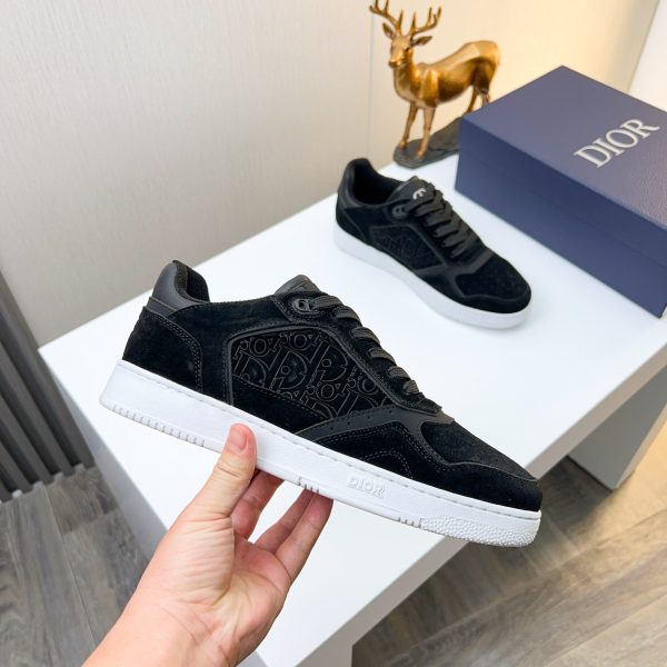 Các sản phẩm mới của DBS tiếp tục phong cách cổ điển của Dior. được làm từ da bò