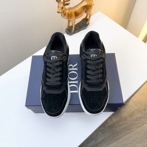 Các sản phẩm mới của DBS tiếp tục phong cách cổ điển của Dior. được làm từ da bò