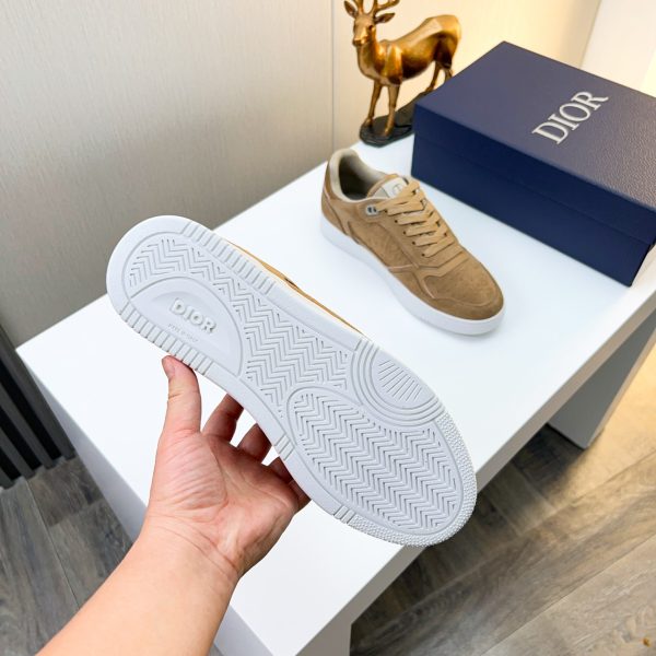 Các sản phẩm mới của DBS tiếp tục phong cách cổ điển của Dior. được làm từ da bò