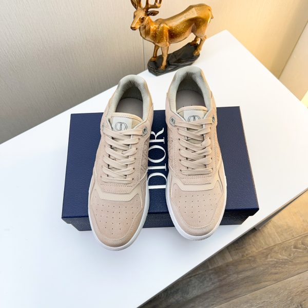 Các sản phẩm mới của DBS tiếp tục phong cách cổ điển của Dior. được làm từ da bò