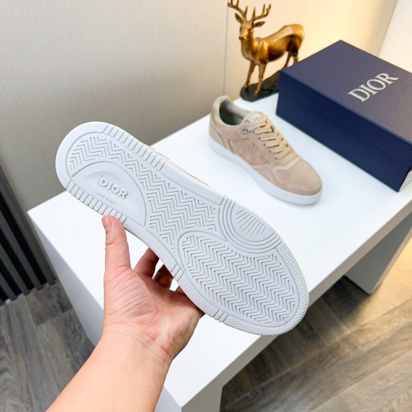Các sản phẩm mới của DBS tiếp tục phong cách cổ điển của Dior. được làm từ da bò