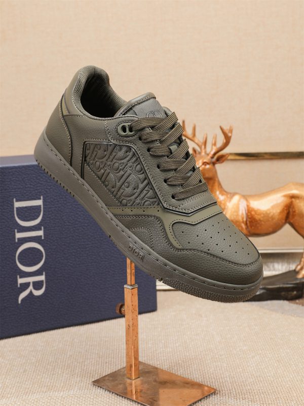 Các sản phẩm mới của DBS tiếp tục phong cách cổ điển của Dior. được làm từ da bò
