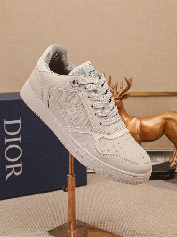 Các sản phẩm mới của DBS tiếp tục phong cách cổ điển của Dior. được làm từ da bò